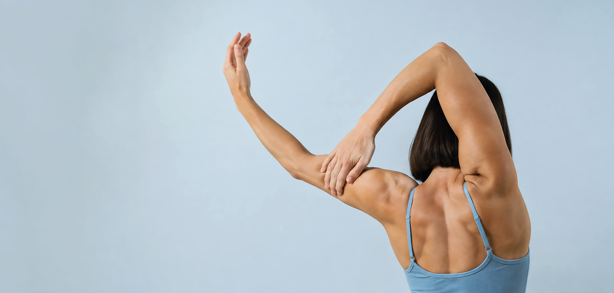 Mujer estirando los brazos y la espalda para representar el cuidado de la masa muscular