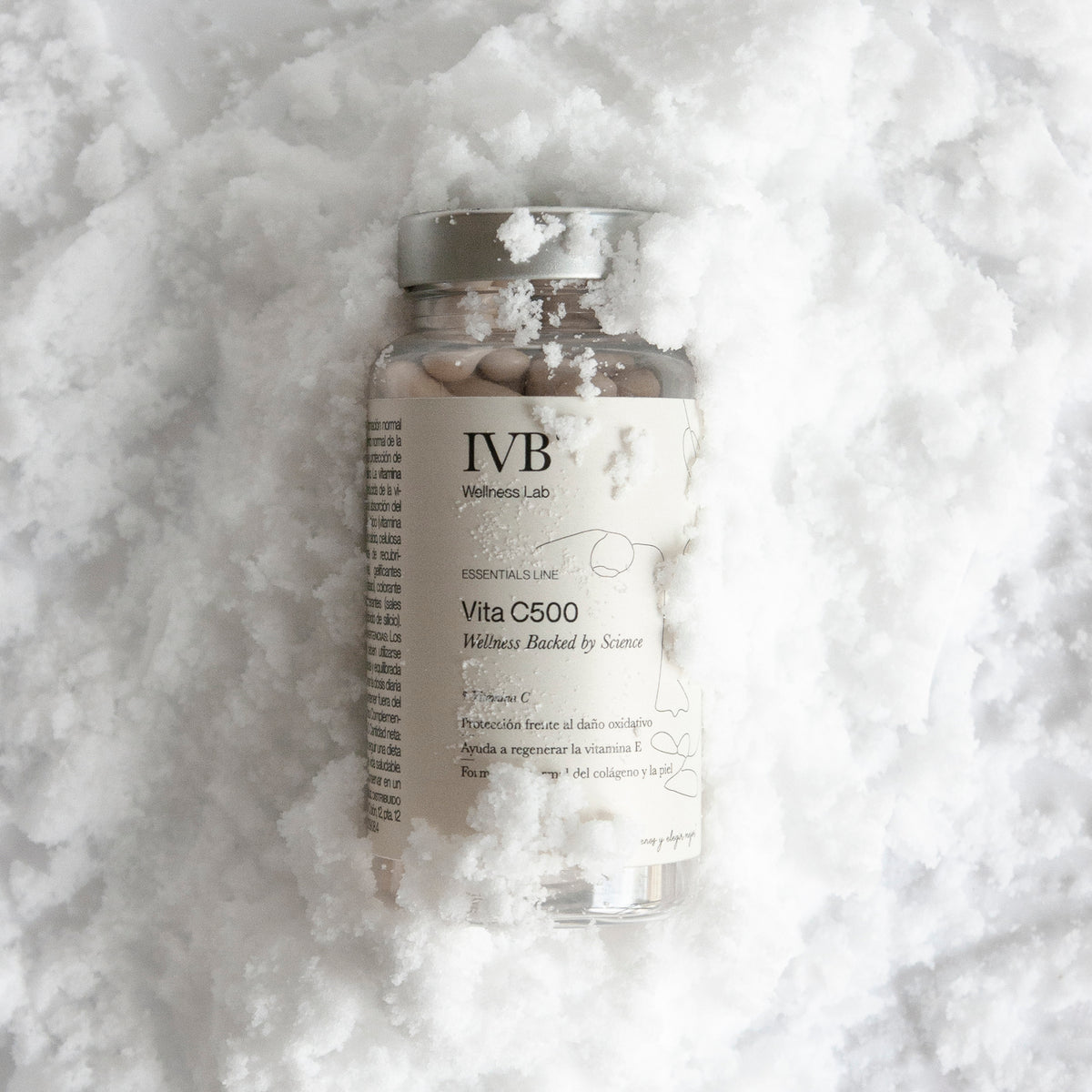 Bote de Vita C500 de IVB Wellness Lab sobre nieve.