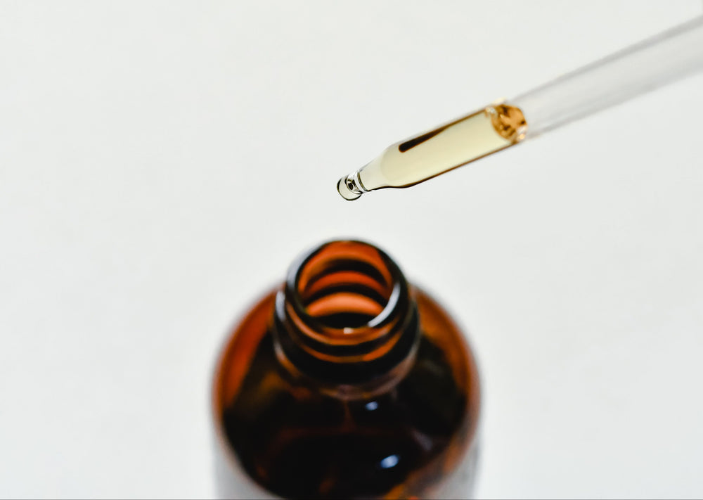 Opta por serums con vitamina C, vitamina E, bakuchiol, niacinamida, NAG, cafeína.